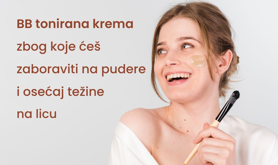 Blog tekst "BB tonirana krema zbog koje ćeš zaboraviti na pudere i osećaj težine na licu", nasmejana devojka koja na licu ima BB kremu i drži četkicu u ruci