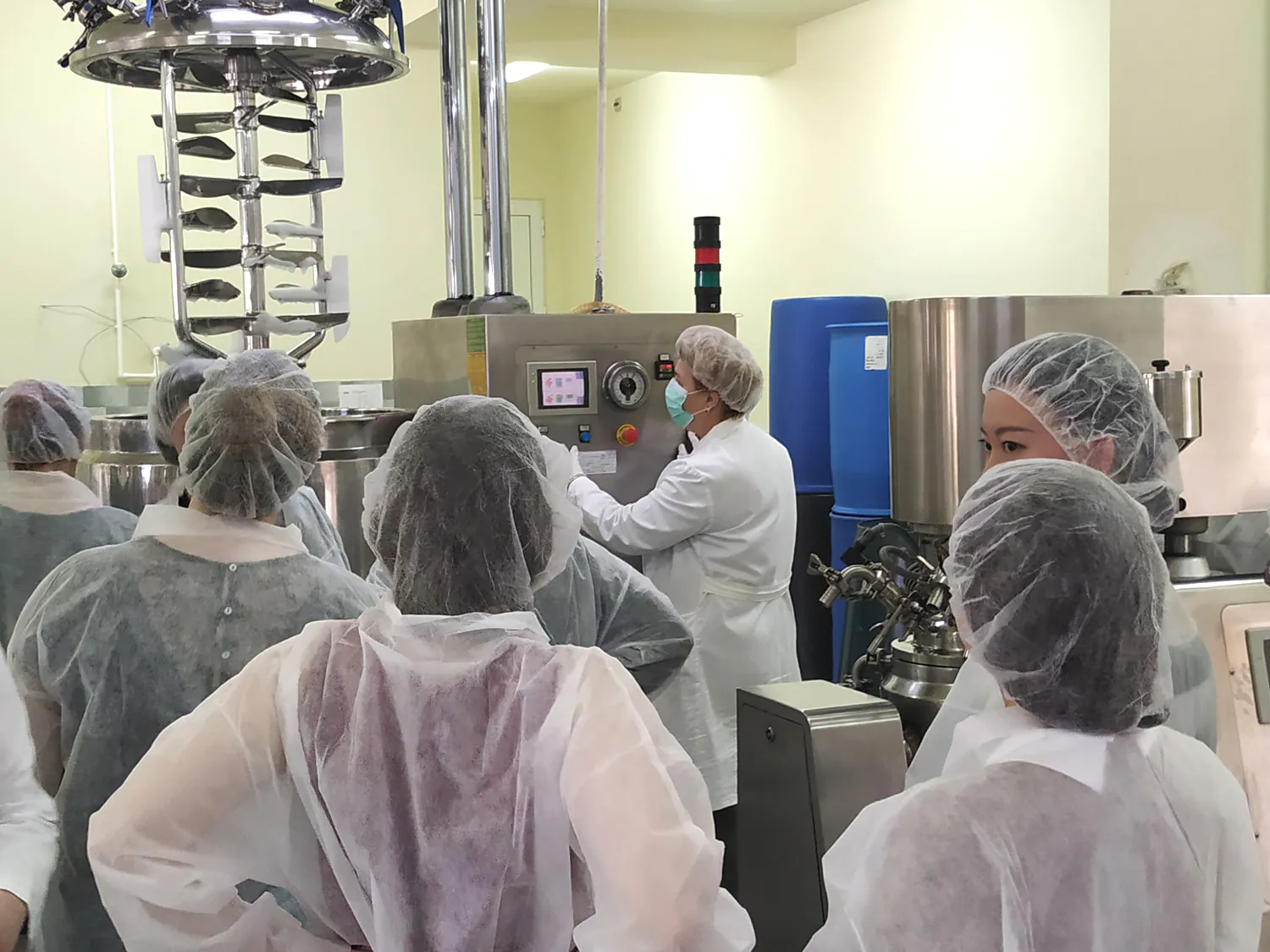 66 studenata iz francuske u poseti MULTIACTIV kozmetici 7 img 20190410 132917